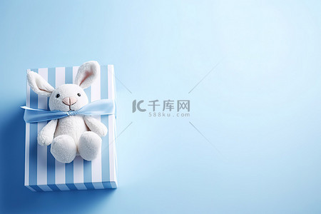 毛绒玩具实背景图片_礼品盒里有一个兔子毛绒玩具
