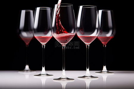 葡萄酒（红酒）背景图片_四个酒杯与红酒