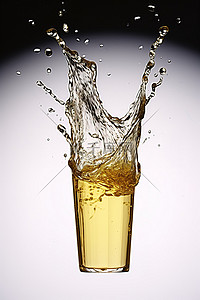 酒精瓶子背景图片_一个瓶子里装着水，当倒出一杯酒时，液体会掉下来