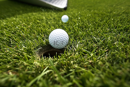 高尔夫球头像背景图片_高尔夫球被击打在草地上