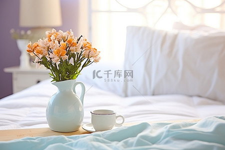 一张漂亮的床和床上的橙色花瓶