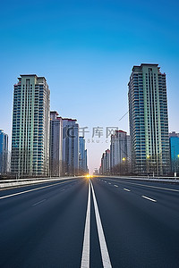 江中背景图片_高速公路上的城市，背景中有几座建筑物