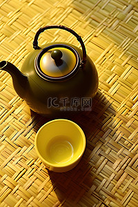 柳条上放着一个木碗和黄色茶壶