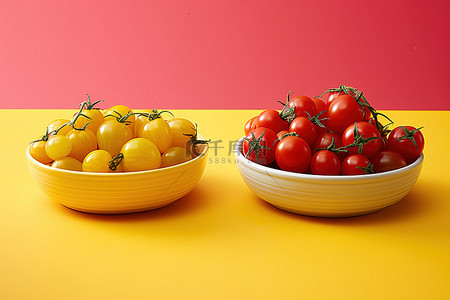 红色樱桃背景图片_亮黄色和红色背景中的两碗西红柿
