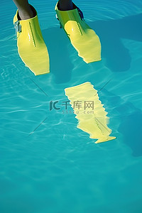 站立式冲浪板背景图片_带着两对黄色冲浪板游泳