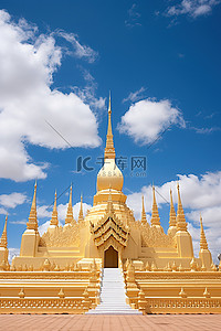 亚洲地标背景图片_一座被金色寺庙和美丽云彩覆盖的巨大寺庙