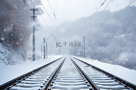 积雪覆盖的火车轨道