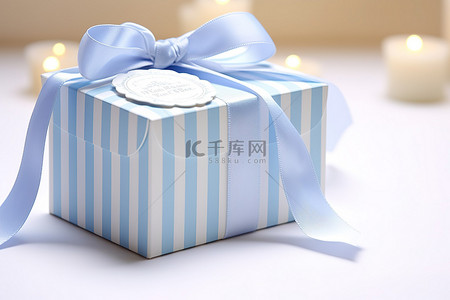 可爱的标签背景图片_可爱的小男孩蓝白色蛋糕盒