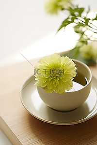 一杯上面有一朵绿花的茶