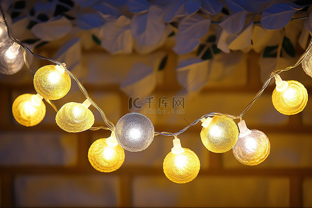led圣诞灯背景图片_这些 LED 花环灯装饰有彩色灯光和金属
