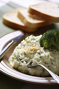 红薯包背景图片_一盘米饭和西兰花，配上面包和叉子
