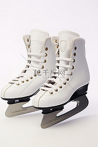 溜冰鞋背景图片_两双白色溜冰鞋坐在白色背景上