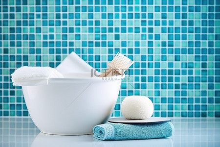 北欧轻奢高级浴室背景图片_一个蓝色的碗，里面有刷子和海绵