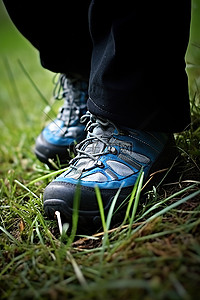 登山徒步的人背景图片_草地上穿着登山靴的人的图像