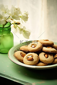 糖果屋里的糖果背景图片_绿盘上有甜杏仁饼干