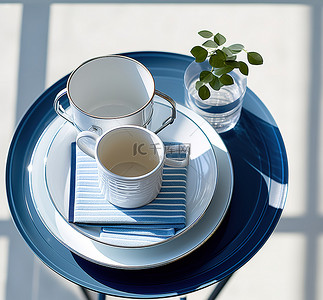 杯垫背景图片_餐桌布置，配有蓝色杯子盘子和杯垫