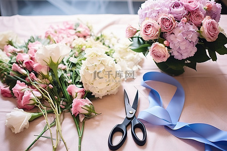 桌上有剪刀和鲜花的插花