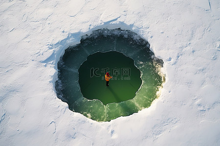 一个人站在冰上的一个圆洞外面