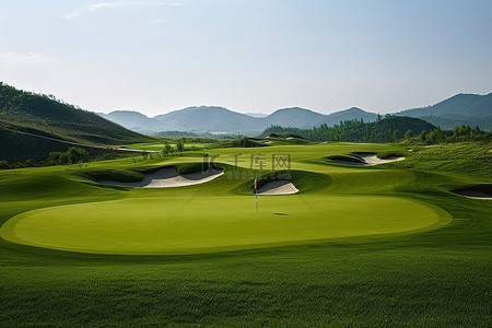 发球台覆盖着青草和山脉的高尔夫球场