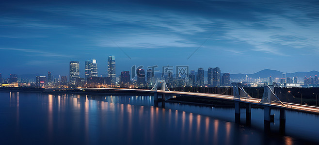 城市天际线在夜间被照亮并显示在桥梁旁边