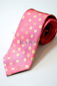 粉色领带，上面有黑点
