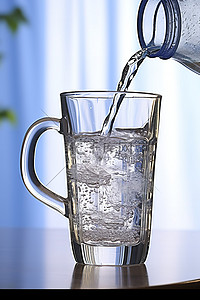 瓶子水背景图片_一个杯子正在从透明瓶子里装满水