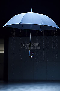 有人拿着雨伞，雨水溅到了雨伞上