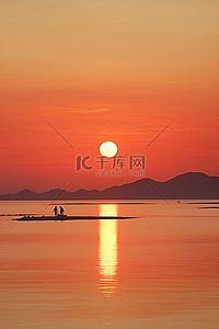 背光的人背景图片_日落时分在水中钓鱼的人