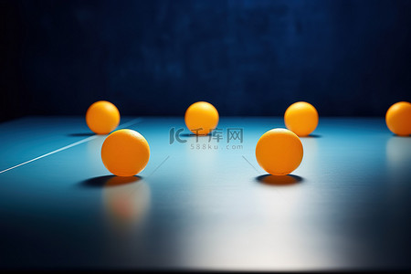 橙色蓝色背景图片_乒乓球桌上的橙色球