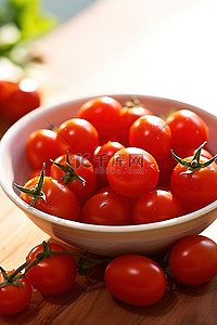 木制餐桌上碗里的红樱桃番茄