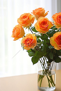 白桌上透明花瓶中的橙色玫瑰