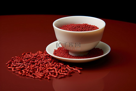 银耳枸杞汤背景图片_一杯带有红色种子的枸杞粉