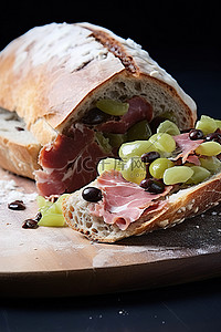 面包配料背景图片_一条面包加肉和橄榄