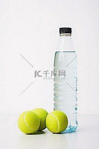水水瓶背景图片_有球和网球的水瓶