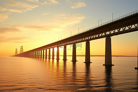日落时横跨水面的一座长长的桥