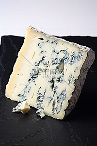 白色表面上有一块蓝纹奶酪