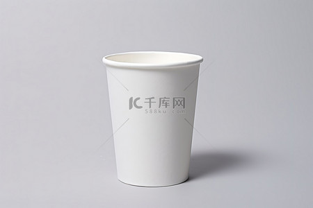 vi纸杯样机背景图片_有纹理的白色表面上的白色一次性纸杯