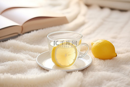 马克杯样机logo背景图片_柠檬皮马克杯和蓬松白色毛毯印花书籍