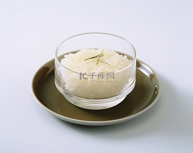 白盘子上装饰着一杯米饭
