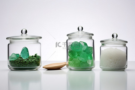 装有盐和绿色石头的罐子