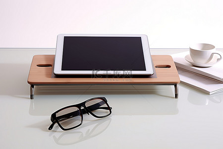 平板电脑 笔记本电脑 办公桌 带眼镜 电脑