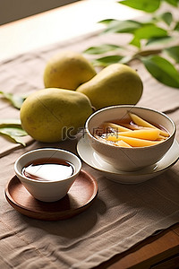 桌上有一碗茶和芒果