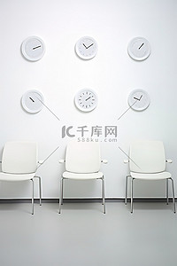 一把白色椅子坐在四个白色时钟旁边
