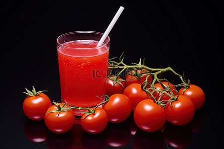 西红柿与吸管旁边的红色液体混合