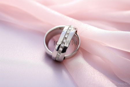 织物背景中的 2 个结婚戒指