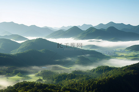 海天空背景图片_青山环绕山顶