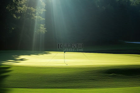阳光照在明亮的高尔夫球场上