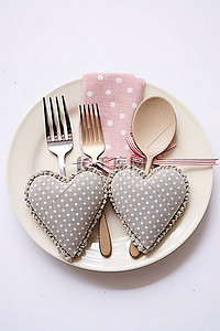 叉子和勺子背景图片_微型心形沙拉叉子和勺子