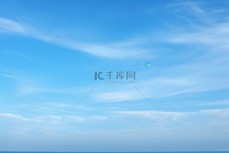 蓝色清爽背景图片_一架飞机停在水面上空