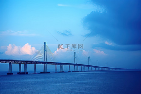 一座横跨海上的大桥，上面有云彩